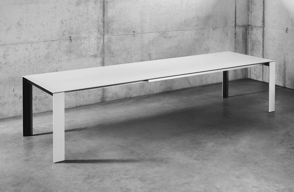 Tisch Soma von Kettnaker in weiß.