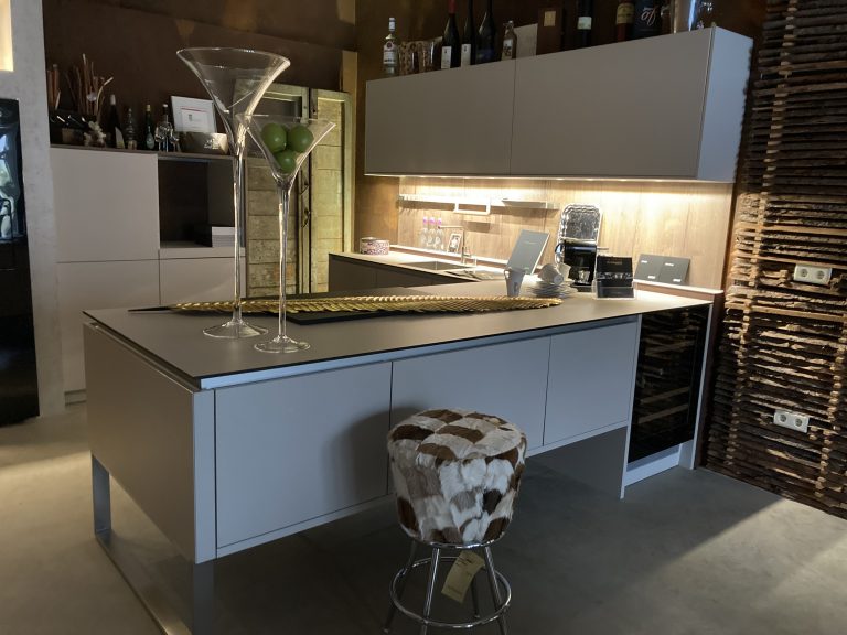 Musterküche von LEICHT, Modell Ceres in Lack Mohair, Rückwand in