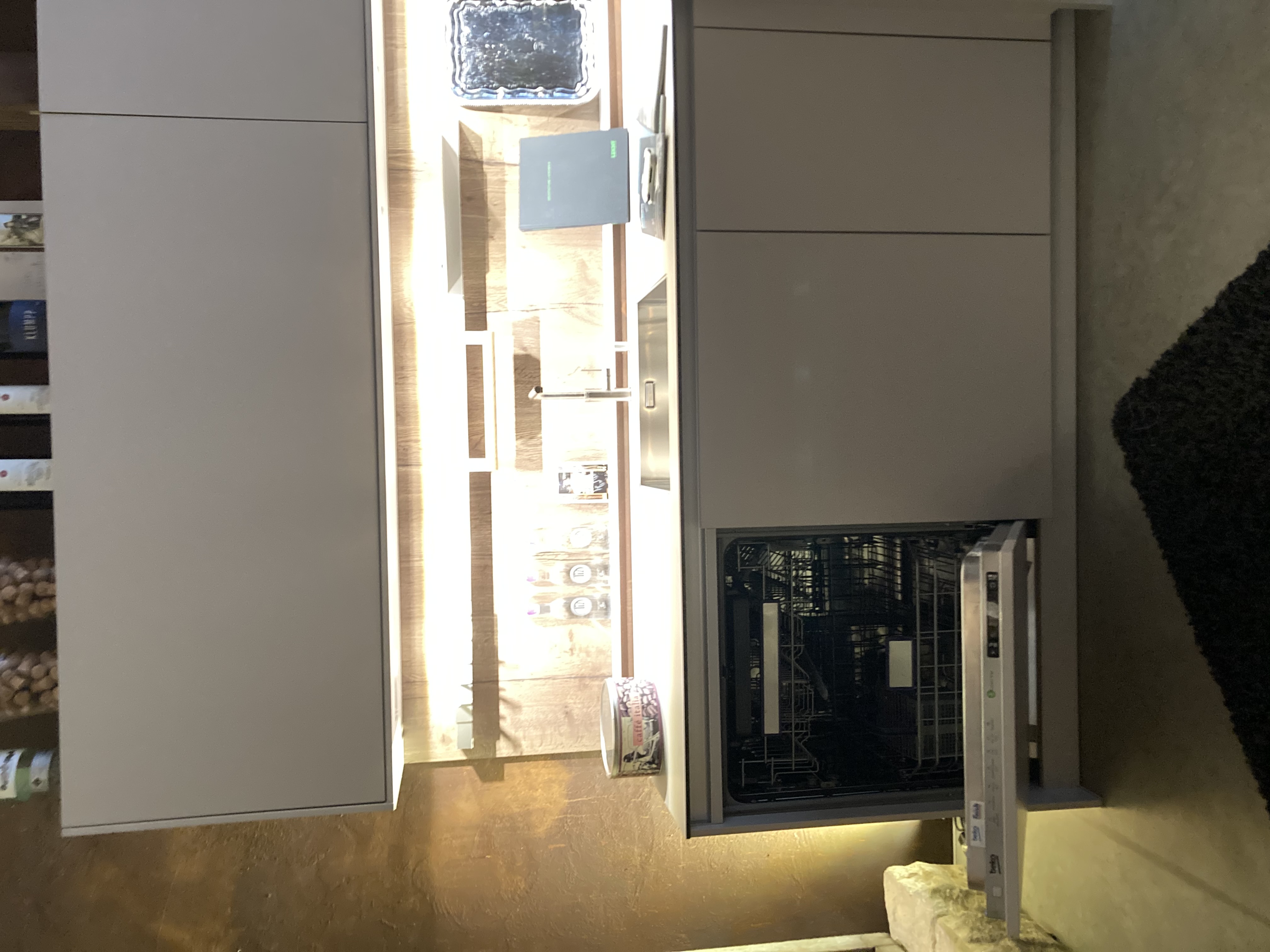 Musterküche von LEICHT, Modell Ceres in Lack Mohair, Rückwand in